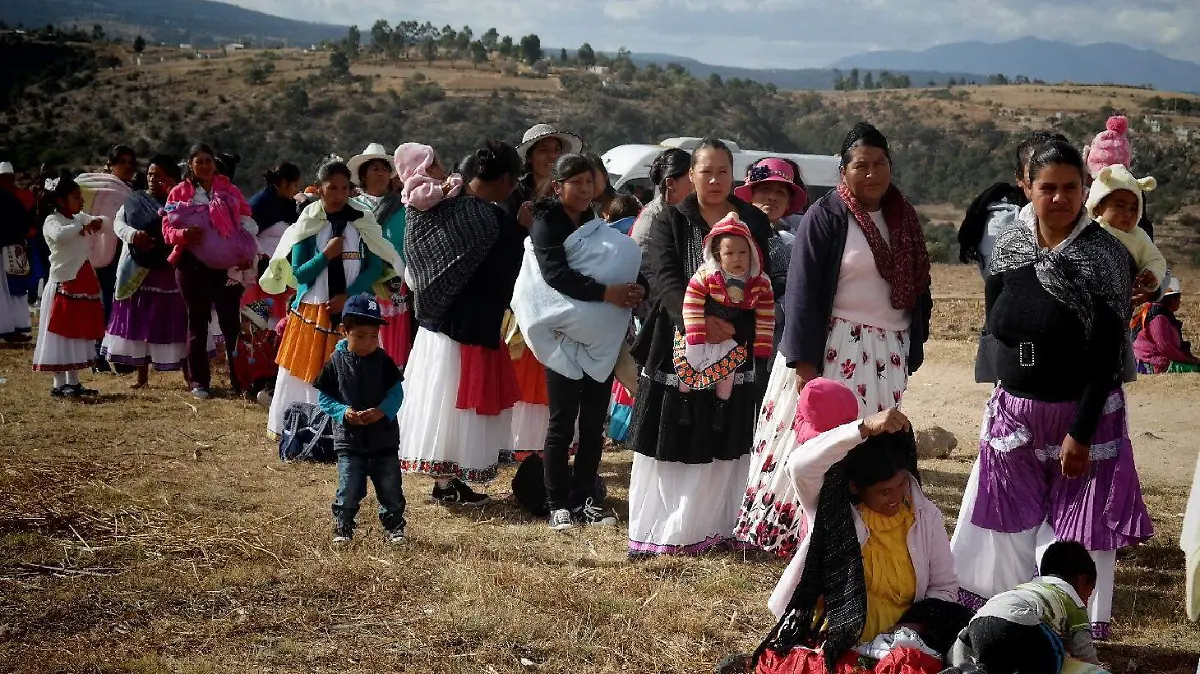 Mujeres artesanas de la zona indígena de Santiago Mexquititlán requieren herramientas para comercializar sus productos.